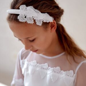 Biała opaska do Komunii przyozdobiona listkami
