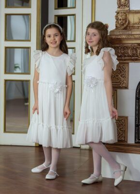 Sukienka z połyskującej tkaniny w kolorze ecru.
