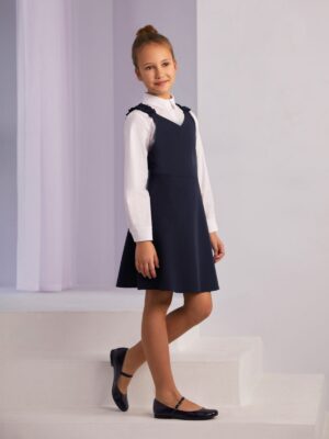 Granatowa sukienka z falbankowymi szelkami, idealna na eleganckie okazje dla dziewczynki.