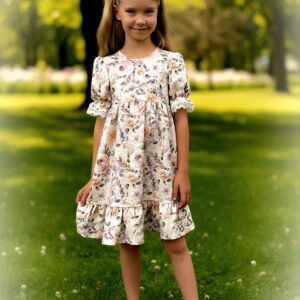 Bawełniana sukienka dla dziewczynki z falbaną, w kwiatowy wzór, idealna na letnie dni.