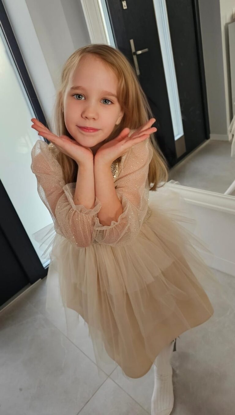 Złota balerina sukienka świąteczna dla dziewczynki z tiulowym dołem i błyszczącymi detalami.