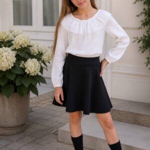 Biała muslinowa bluzka z długim rękawem i koronkowym wykończeniem, idealna na eleganckie okazje dla dziewczynki.